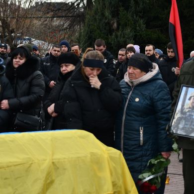 Золочівська громада стала на коліна, дякуючи за мужність загиблому воїну Володимиру Пуківському