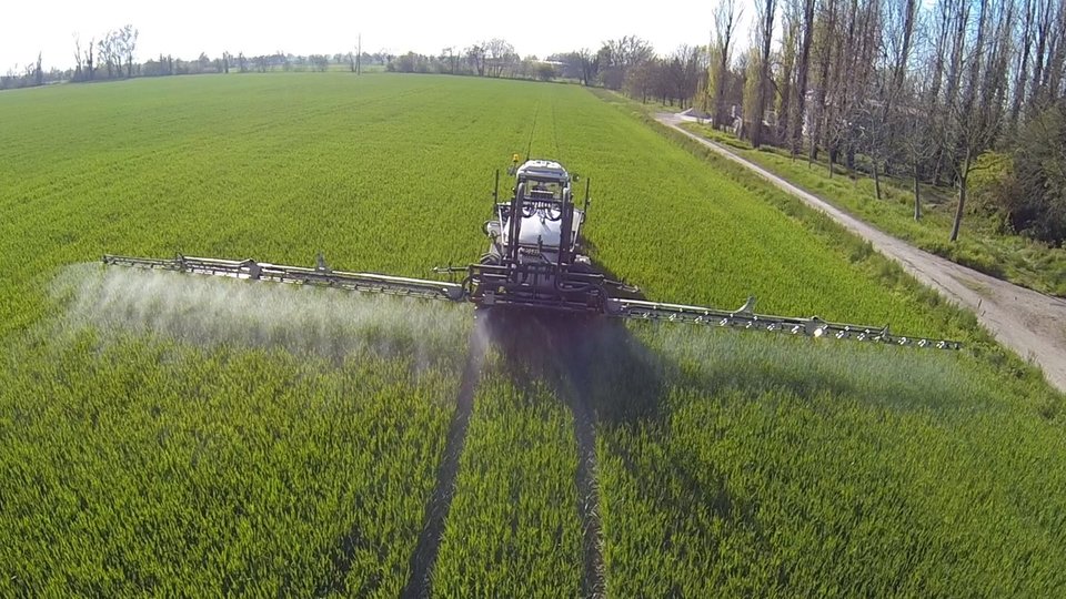 wheat-spraying.jpg — 151.17 kB